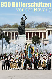 Zum 850. Stadtgeburtstag 850 Böllerschützen unter der Bavaria (©Foto. Martin Schmitz)